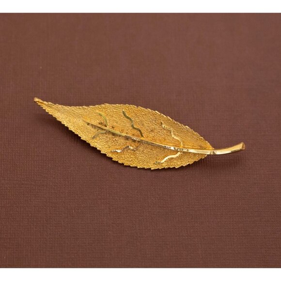 Vintage Minimalist Gold Tone Leaf Brooch by BSK - U19 - Picture 1 of 2